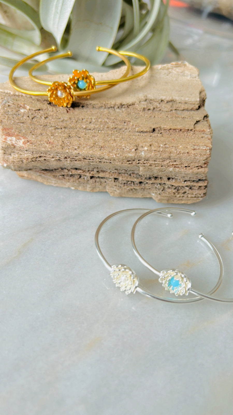 Tiny flower cuff