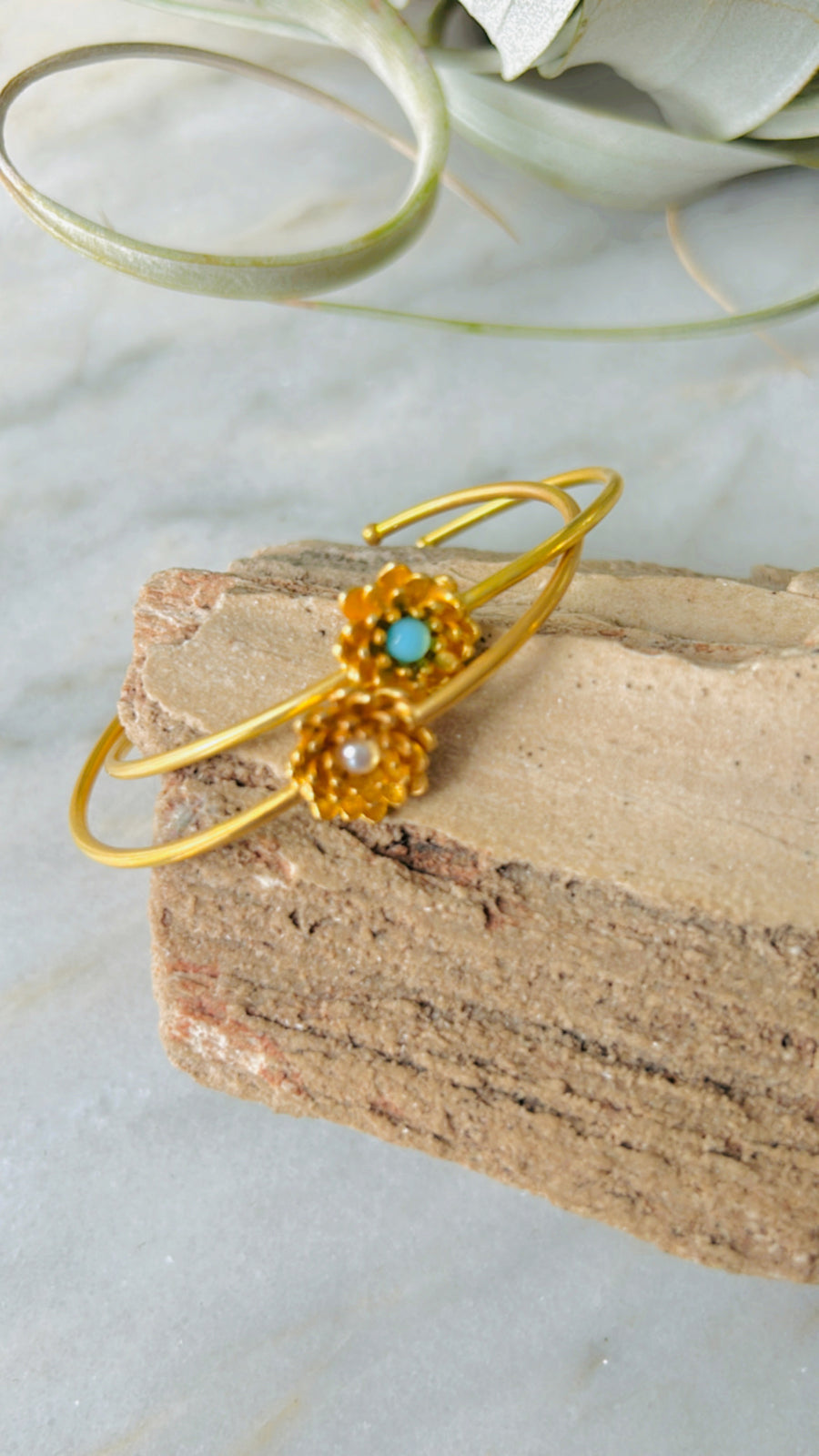 Tiny flower cuff