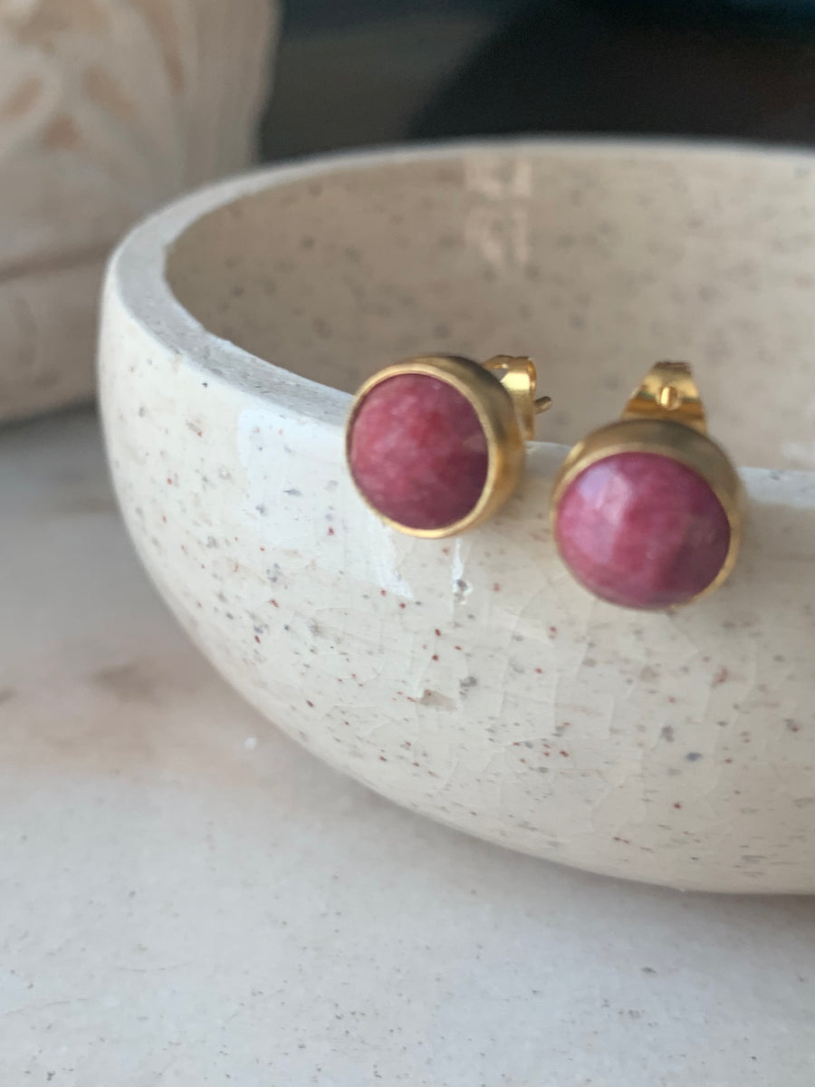 Tiny Stud Earrings (Rough Ruby) Round